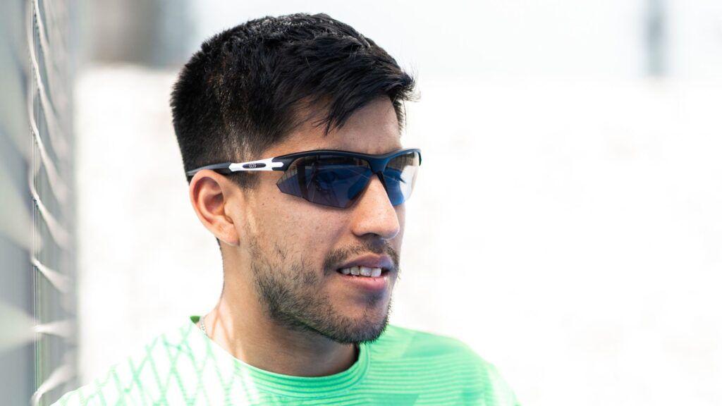 Fede Chingotto con gafas de protección para pádel